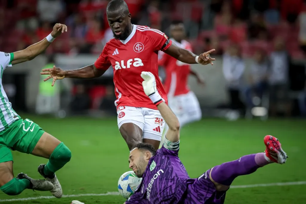 Enner Valencia jogador do Internacional disputa lance com David Ospina jogador do Atletico Nacional durante partida no estadio Beira-Rio pelo campeonato Copa Libertadores 2025. Foto: Vinicius Molz Schubert/AGIF