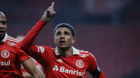 Taison jogador do Internacional comemora seu gol durante partida contra o Coritiba no estadio Beira-Rio pelo campeonato Brasileiro A 2022. Foto: Maxi Franzoi/AGIF
