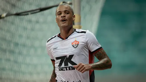Janderson jogador do Vitoria comemora seu gol com jogadores do seu time durante partida contra o Colo-Colo no estadio Arena Fonte Nova pelo campeonato Baiano 2025. Foto: Jhony Pinho/AGIF