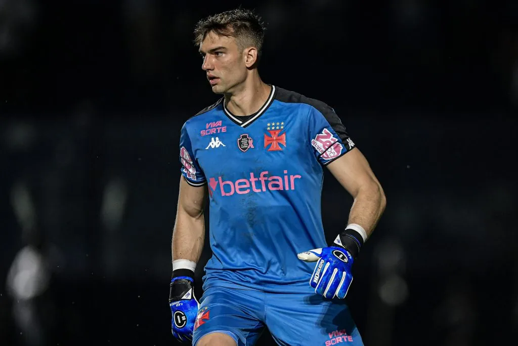 RJ – RIO DE JANEIRO – 24/10/2024 – BRASILEIRO A 2024, VASCO X CUIABA – Leo Jardim goleiro do Vasco durante partida contra o Cuiaba no estadio Sao Januario pelo campeonato Brasileiro A 2024. Foto: Thiago Ribeiro/AGIF