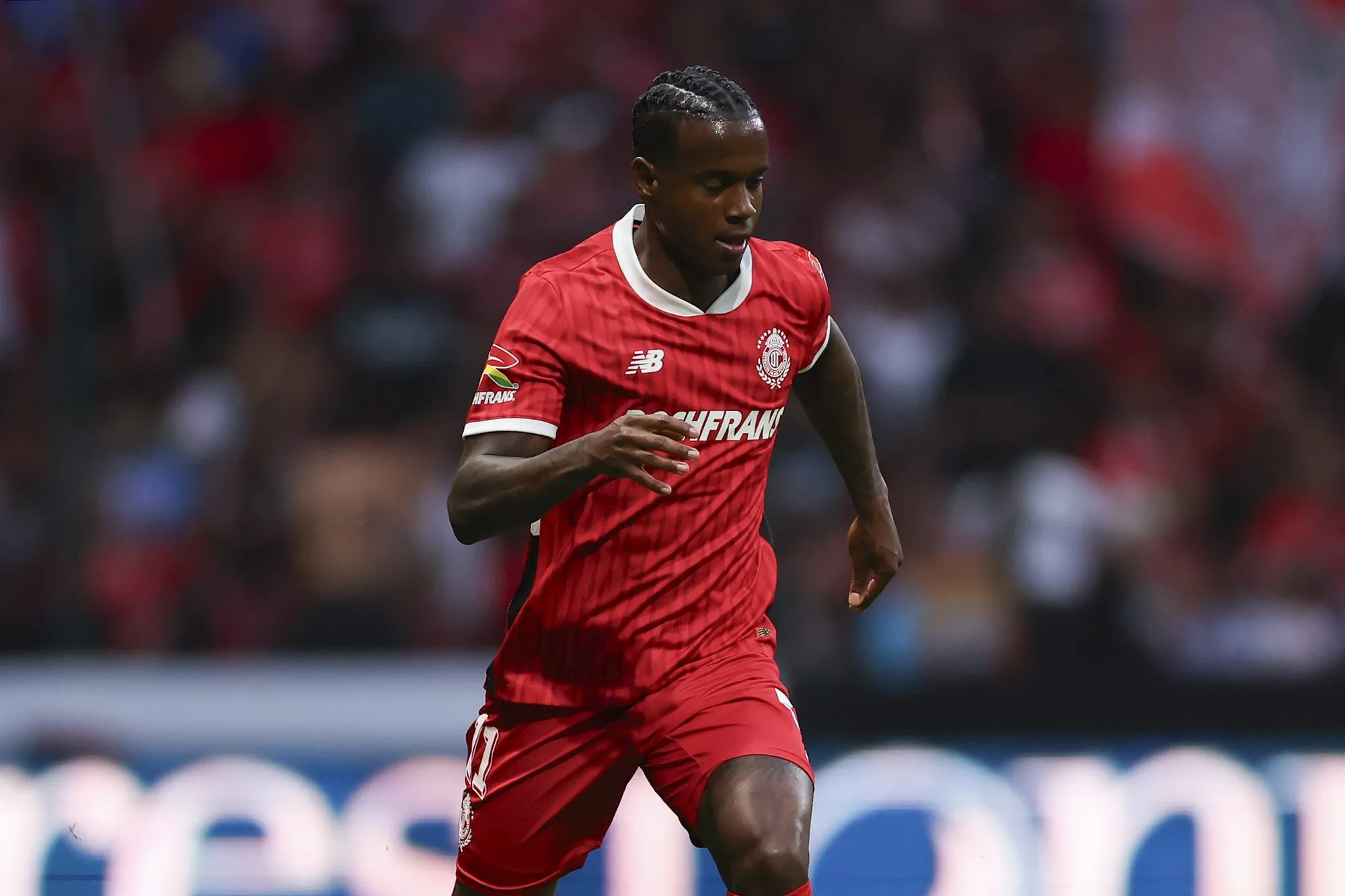 TOLUCA, MEXICO – MARCH 29: Helinho of Toluca controls the ball during the 13th round match between Toluca and Pachuca as part of the Torneo Clausura 2025 Liga MX at Nemesio Diez Stadium on March 29, 2025 in Toluca, Mexico. (Photo by Ramon Romero/Getty Images)