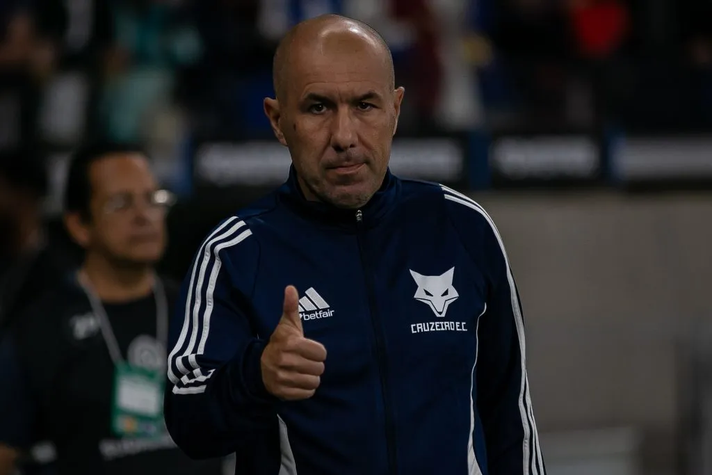 MG – BELO HORIZONTE – 14/05/2025 – COPA SUL-AMERICANA 2025, CRUZEIRO X PALESTINO – Leonardo Jardim tecnico do Cruzeiro durante partida contra o Palestino no estadio Mineirao pelo campeonato Copa Sul-americana 2025. Foto: Fernando Moreno/AGIF