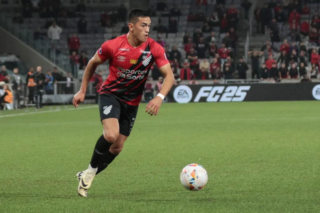 PR – CURITIBA – 19/09/2024 – COPA SUL-AMERICANA 2024, ATHLETICO-PR X RACING – Cuello jogador do Athletico-PR durante partida contra o Racing no estadio Arena da Baixada pelo campeonato Copa Sul-Americana 2024. Foto: Robson Mafra/AGIF