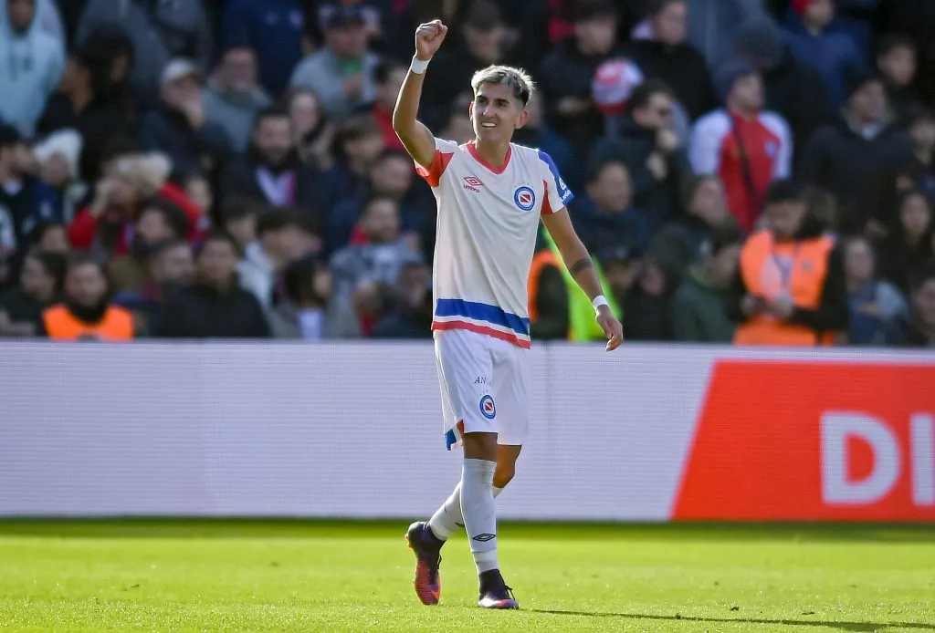 BUENOS AIRES, ARGENTINA – MAY 25: Alan Lescano of Argentinos Juniors celebrates after scoring the team’s first goal during a match between Argentinos Juniors and River Plate as part of Liga Profesional 2024 at Diego Armando Maradona Stadium on May 25, 2024 in Buenos Aires, Argentina. (Photo by Marcelo Endelli/Getty Images)
