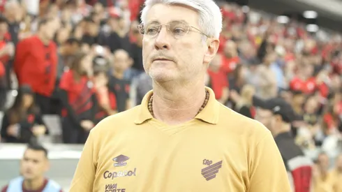 Odair Hellmann técnico do Athletico-PR durante partida contra o Athletic Club no estadio Arena da Baixada pelo campeonato Brasileiro B 2025.