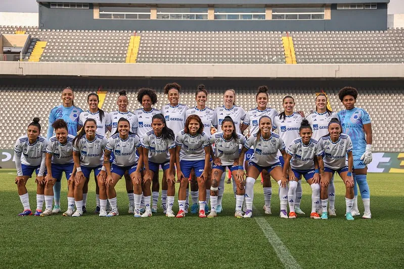Elenco do Cruzeiro antes do duelo contra o Palmeiras (Reprodução/Rebeca Reis/Staff Images Woman/CBF)