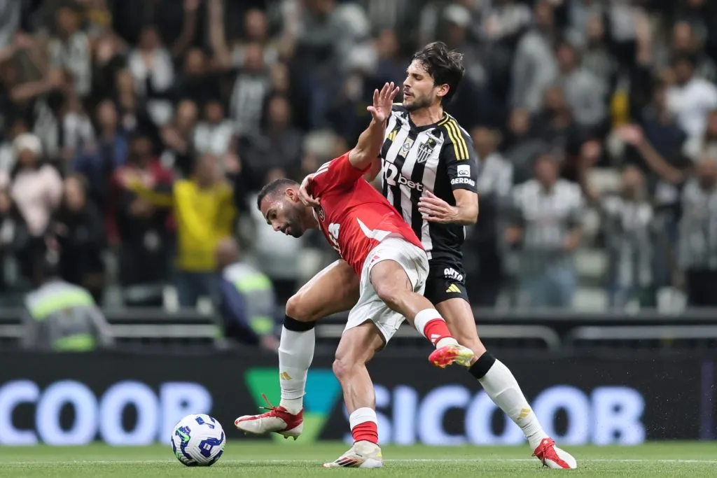 Igor Rabello jogador do Atletico-MG disputa lance com Thiago Maia jogador do Internacional durante partida no estadio Arena MRV pelo campeonato Brasileiro A 2025. Foto: Gilson Lobo/AGIF