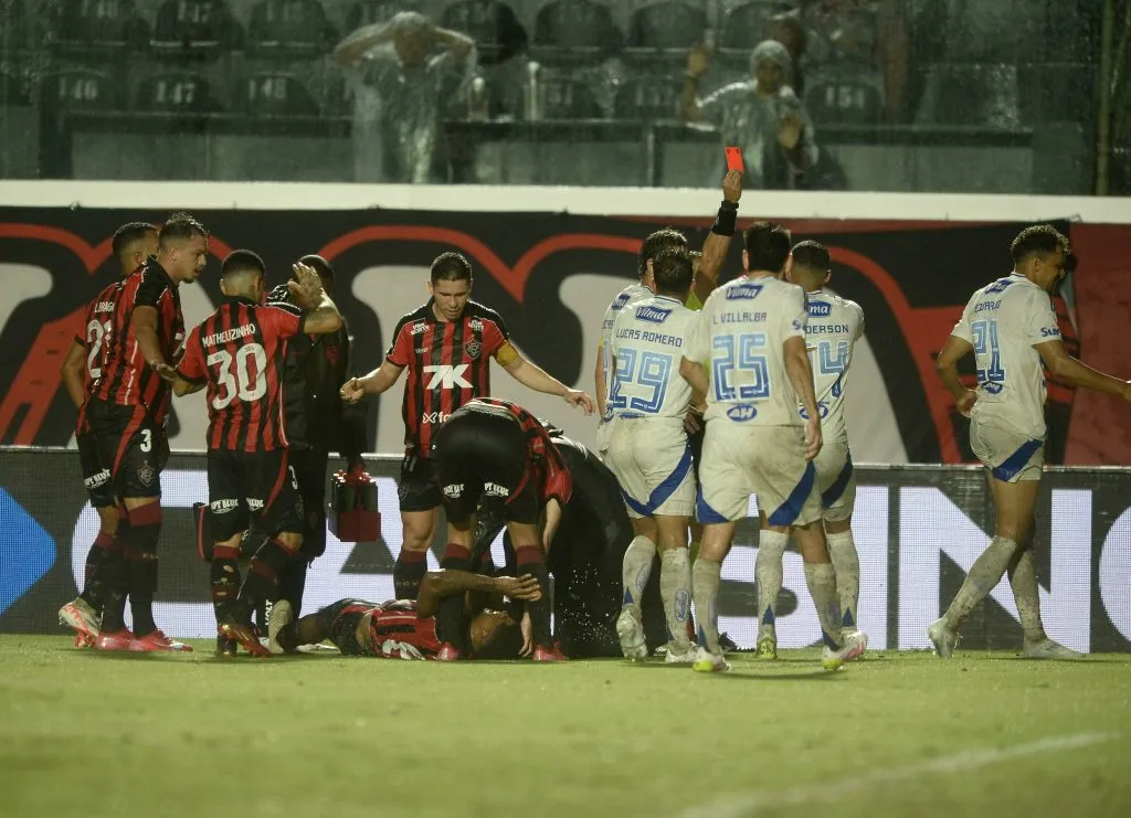 BA – SALVADOR – 12/06/2025 – BRASILEIRO A 2025, VITORIA X CRUZEIRO – Eduardo jogador do Cruzeiro recebe cartao vermelho do arbitro apos falta em Jamerson durante partida contra o Vitoria no estadio Barradao pelo campeonato Brasileiro A 2025. Foto: Jhony Pinho/AGIF