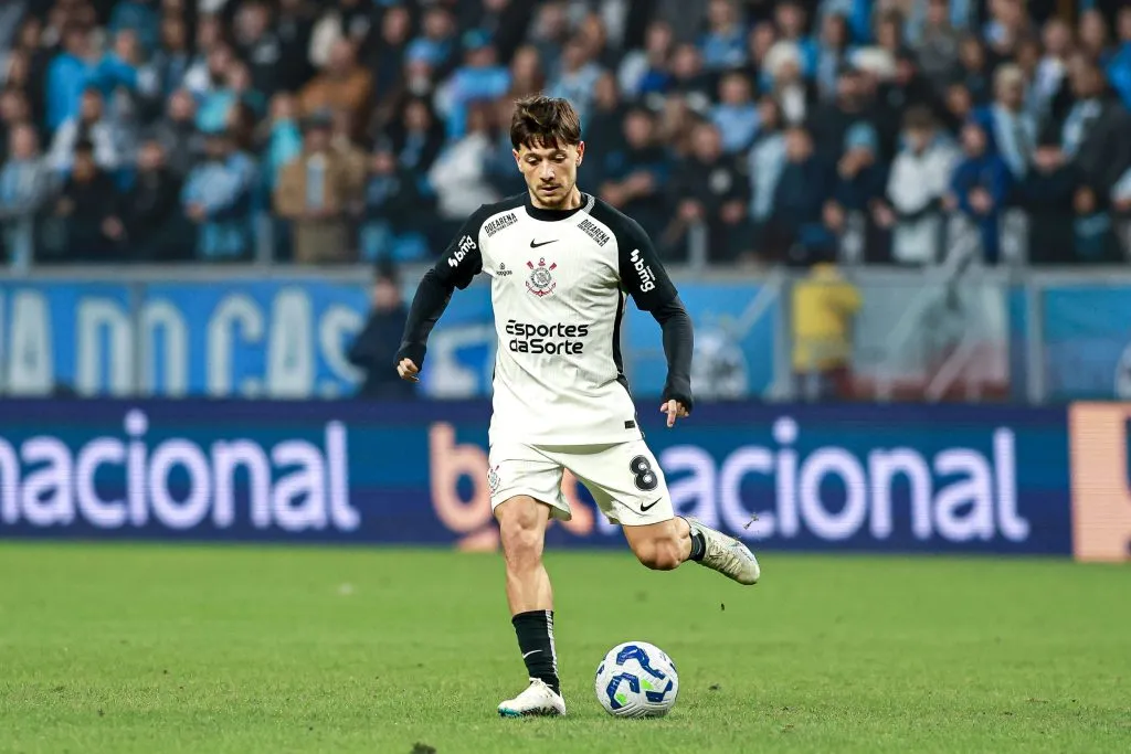 RS – PORTO ALEGRE – 12/06/2025 – BRASILEIRO A 2025, GREMIO X CORINTHIANS – Rodrigo Garro jogador do Corinthians durante partida contra o Gremio no estadio Arena do Gremio pelo campeonato Brasileiro A 2025. Foto: Maxi Franzoi/AGIF