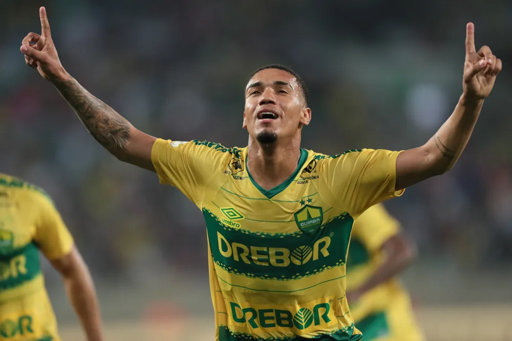 MT – CUIABA – 02/07/2023 – BRASILEIRO A 2023, CUIABA X SANTOS – Denilson jogador do Cuiaba comemora seu gol durante partida contra o Santos no estadio Arena Pantanal pelo campeonato Brasileiro A 2023. Foto: Gil Gomes/AGIF