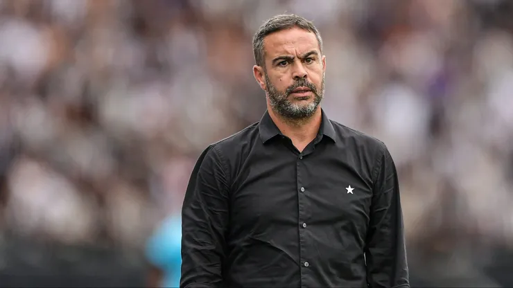 RJ - RIO DE JANEIRO - 08/12/2024 - BRASILEIRO A 2024, BOTAFOGO X SAO PAULO - Artur Jorge tecnico do Botafogo durante partida contra o Sao Paulo no estadio Engenhao pelo campeonato Brasileiro A 2024. Foto: Thiago Ribeiro/AGIF