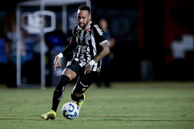 Neymar pelo Santos no Campeonato Brasileiro 2025. Foto: Jhony Pinho/AGIF
