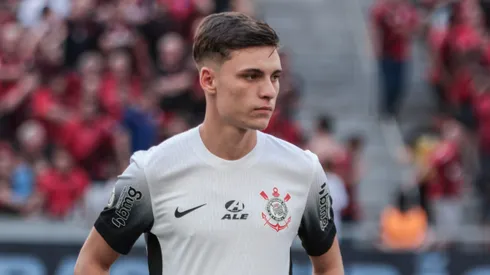 PR – CURITIBA – 23/06/2024 – BRASILEIRO A 2024, ATHLETICO-PR X CORINTHIANS – Breno Bidon jogador do Corinthians durante execucao do hino nacional antes da partida contra o Athletico-PR no estadio Arena da Baixada pelo campeonato Brasileiro A 2024. Foto: Robson Mafra/AGIF