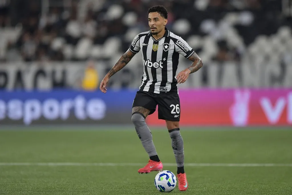 Gregore jogador do Botafogo durante partida contra o Ceara – Foto: Thiago Ribeiro/AGIF