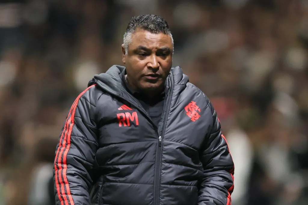 MG – BELO HORIZONTE – 12/06/2025 – BRASILEIRO A 2025, ATLETICO-MG X INTERNACIONAL – Roger Machado tecnico do Internacional durante partida contra o Atletico-MG no estadio Arena MRV pelo campeonato Brasileiro A 2025. Foto: Gilson Lobo/AGIF