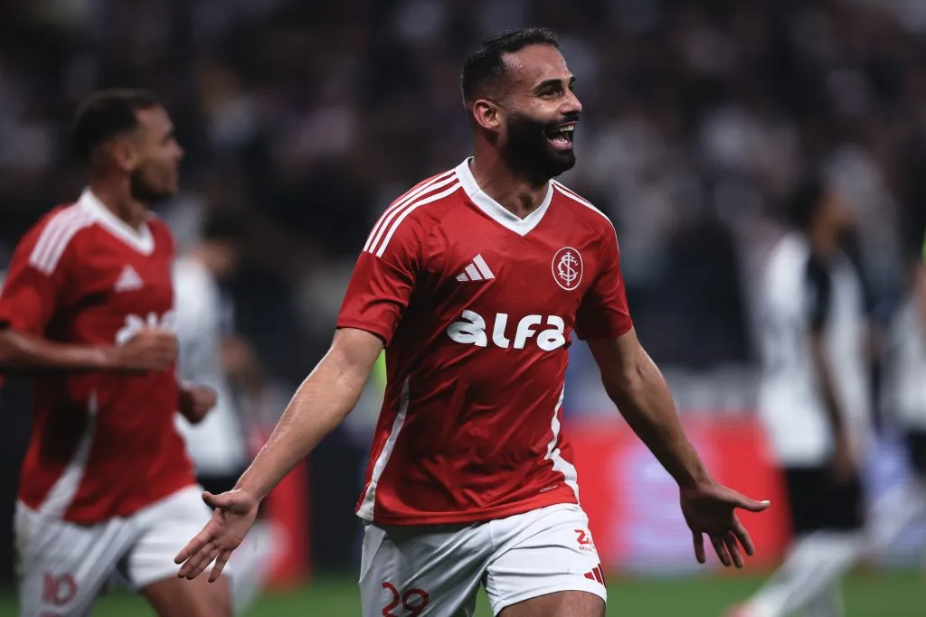 SP – SAO PAULO – 03/05/2025 – BRASILEIRO A 2025, CORINTHIANS X INTERNACIONAL – Thiago Maia jogador do Internacional comemora seu gol durante partida contra o Corinthians no estadio Arena Corinthians pelo campeonato Brasileiro A 2025. Foto: Ettore Chiereguini/AGIF