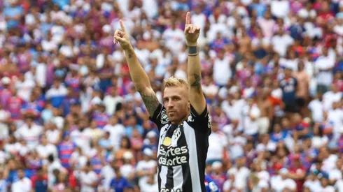 Pedro Henrique jogador do Ceara comemora seu gol durante partida contra o Fortaleza no estadio Arena Castelao pelo campeonato Cearense 2025. Foto: Lucas Emanuel/AGIF