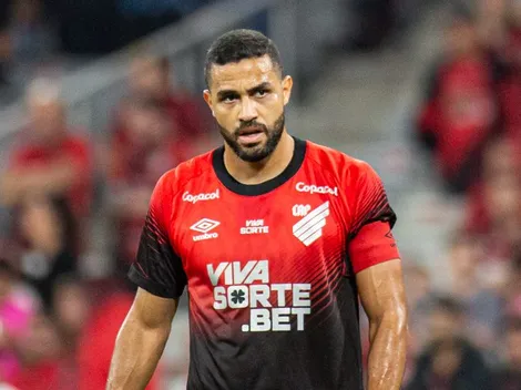 Torcida protesta antes de jogo do Athletico e Alan Kardec comenta cobrança