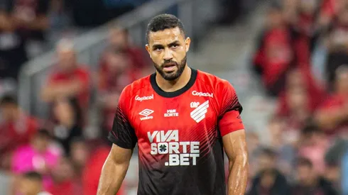 Alan Kardec jogador do Athletico-PR durante partida contra o Chapecoense no estadio Arena da Baixada pelo campeonato Brasileiro B 2025. Foto: Luis Garcia/AGIF