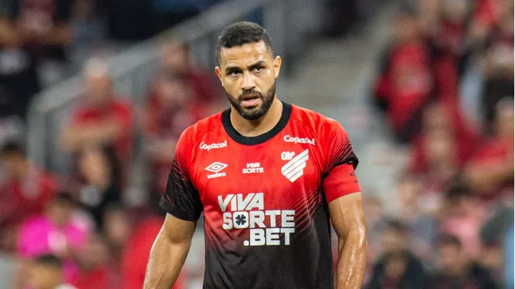 Alan Kardec jogador do Athletico-PR durante partida contra o Chapecoense no estadio Arena da Baixada pelo campeonato Brasileiro B 2025. Foto: Luis Garcia/AGIF