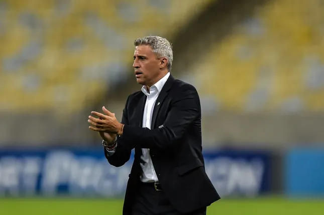 Hernán Crespo, técnico do São Paulo, durante partida contra o Fluminense no estádio do Maracanã, pelo Campeonato Brasileiro Série A de 2021. Foto: Thiago Ribeiro/AGIF