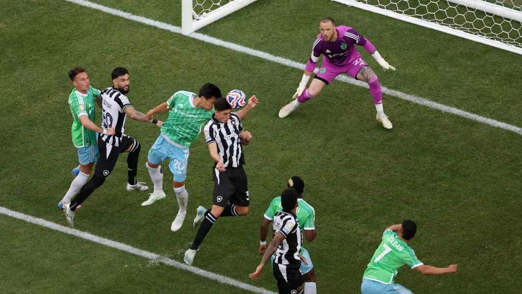 Momento do gol de Jair Cunha em Botafogo x Seattle Sounders. (Photo by Ezra Shaw/Getty Images)
