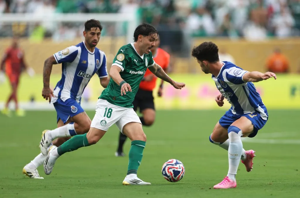 Mauricio #18, do SE Palmeiras, controla a bola durante a partida do Grupo A da Copa do Mundo de Clubes da FIFA 2025 entre SE Palmeiras e FC Porto, no Estádio MetLife, em 15 de junho de 2025, em East Rutherford, Nova Jersey. (Foto de Francois Nel/Getty Images)