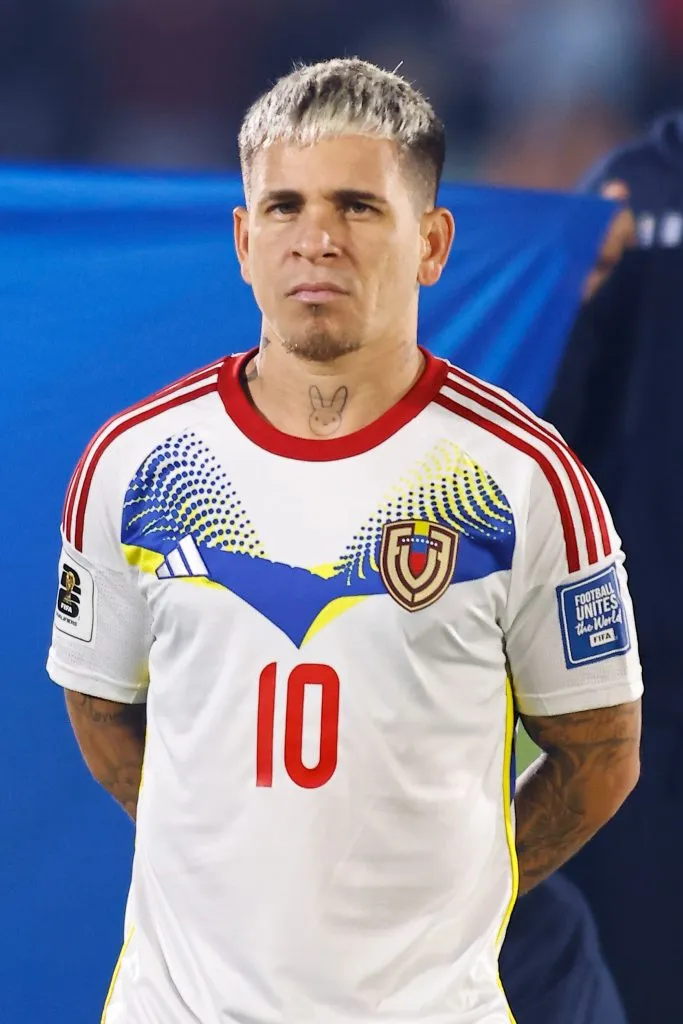 Yeferson Soteldo, da Venezuela, posa antes da partida das Eliminatórias Sul-Americanas da Copa do Mundo da FIFA 2026 entre Uruguai e Venezuela, no Estádio Centenário, em 10 de junho de 2025, em Montevidéu, Uruguai. (Foto de Ernesto Ryan/Getty Images)