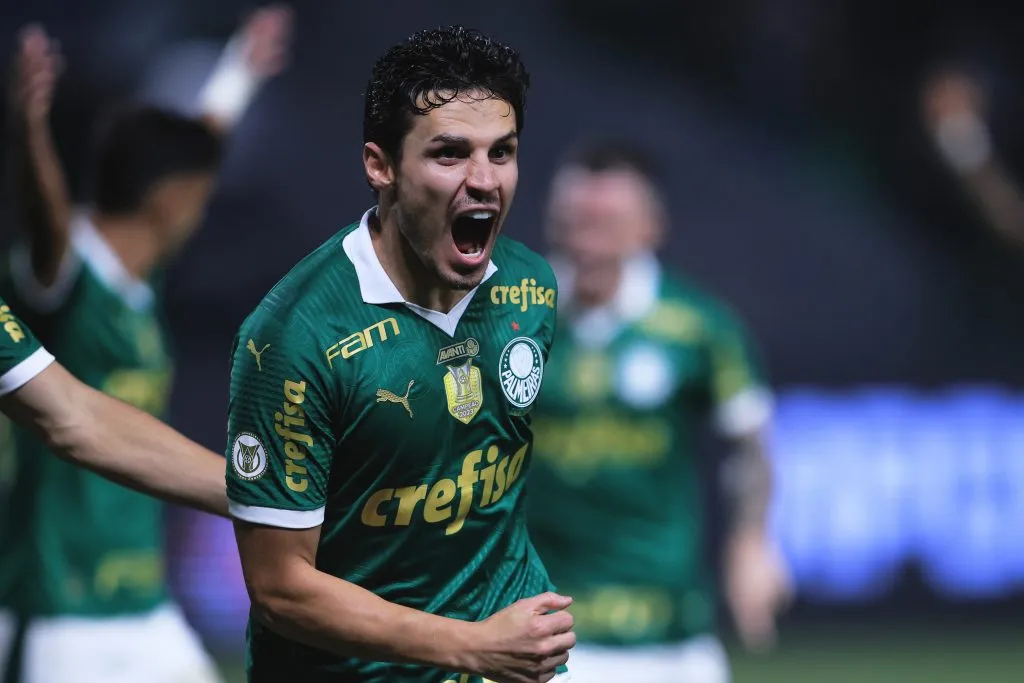 SP – SAO PAULO – 11/07/2024 – BRASILEIRO A 2024, PALMEIRAS X ATLETICO-GO – Raphael Veiga jogador do Palmeiras comemora seu gol durante partida contra o Atletico-GO no estadio Arena Allianz Parque pelo campeonato Brasileiro A 2024. Foto: Ettore Chiereguini/AGIF