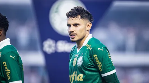 Raphael Veiga jogador do Palmeiras durante partida contra o Santos no estadio Vila Belmiro pelo campeonato Paulista 2024.