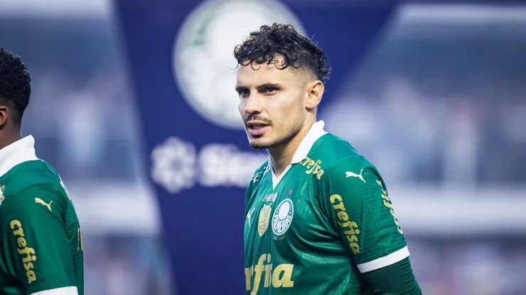Raphael Veiga jogador do Palmeiras durante partida contra o Santos no estadio Vila Belmiro pelo campeonato Paulista 2024.