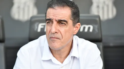 Renato Paiva durante confronto contra o Santos no Campeonato Brasileiro de 2025.