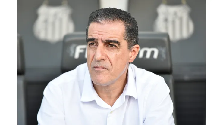 Renato Paiva durante confronto contra o Santos no Campeonato Brasileiro de 2025.