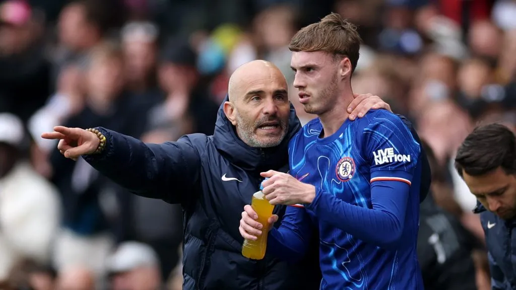 Enzo Maresca e Cole Palmer durante partida do Chelsea. (Photo by Ryan Pierse/Getty Images)