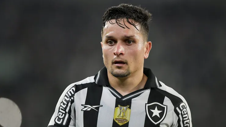 Artur jogador do Botafogo durante partida contra o Ceara no estadio Engenhao pelo campeonato Brasileiro A 2025. Foto: Thiago Ribeiro/AGIF