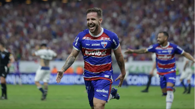 Sasha jogador do Fortaleza comemora seu gol durante partida contra o Rosario Central no estadio Arena Castelao pelo campeonato Copa Sul-Americana 2024. Foto: Lucas Emanuel/AGIF