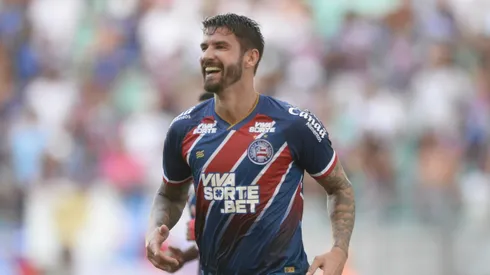 Everaldo jogador do Bahia comemora seu gol com jogadores do seu time durante partida contra o Porto Rico no estadio Arena Fonte Nova pelo campeonato Baiano 2025. Foto: Jhony Pinho/AGIF