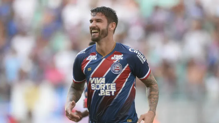 Everaldo jogador do Bahia comemora seu gol com jogadores do seu time durante partida contra o Porto Rico no estadio Arena Fonte Nova pelo campeonato Baiano 2025. Foto: Jhony Pinho/AGIF