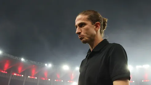 O técnico do Flamengo, Filipe Luis, observa antes da partida entre Flamengo e Fortaleza, válida pelo Brasileirão 2025, no Estádio do Maracanã, em 1º de junho de 2025, no Rio de Janeiro, Brasil. (Foto de Wagner Meier/Getty Images)