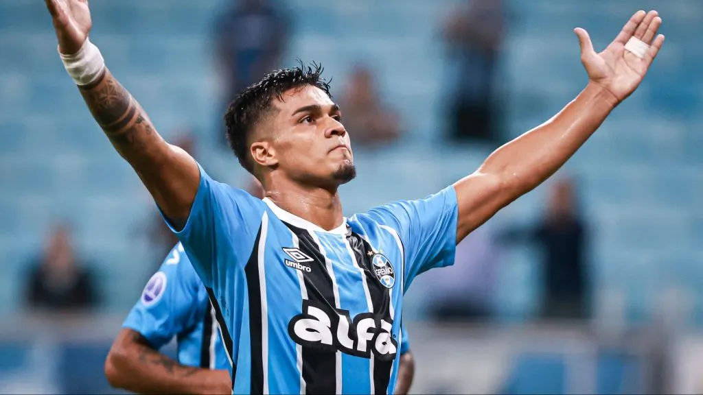 Grêmio descarta empréstimo de Arezo (Imagem: Maxi Franzoi/AGIF)