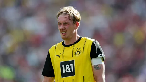 Julian Brandt, do Borussia Dortmund, observa durante a partida da Bundesliga entre Bayer 04 Leverkusen e Borussia Dortmund na BayArena, em 11 de maio de 2025, em Leverkusen, Alemanha. (Foto de Lars Baron/Getty Images)