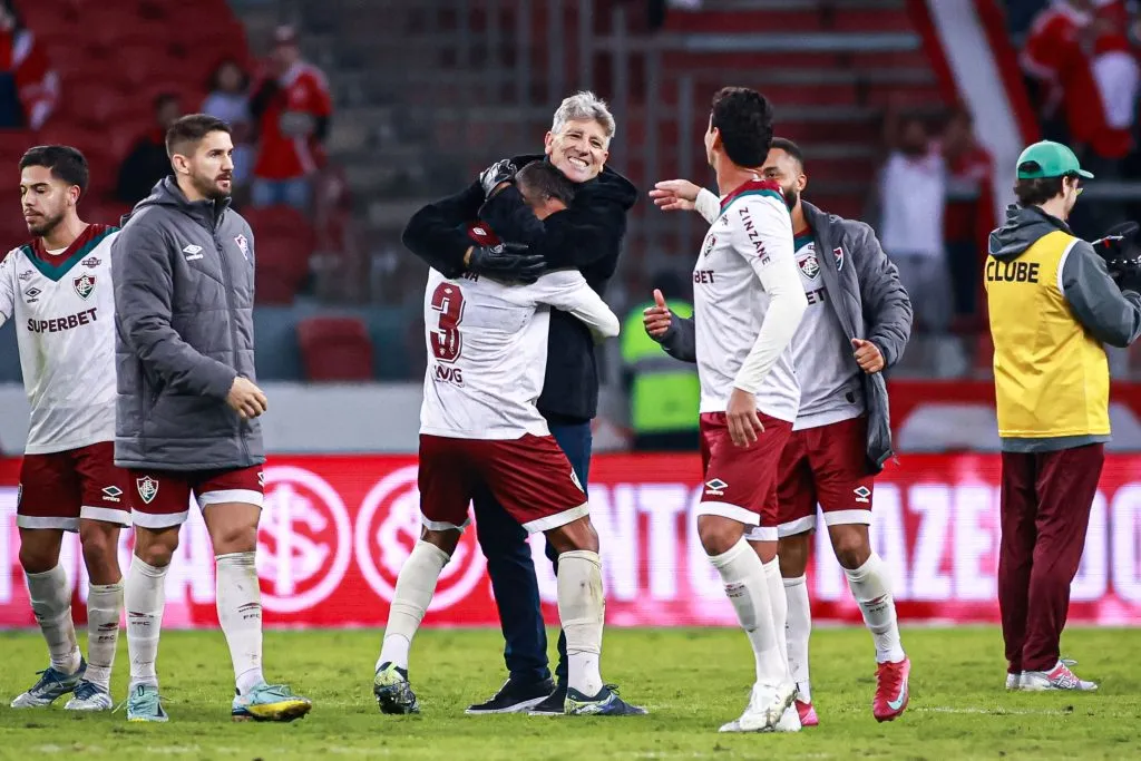 RS – PORTO ALEGRE – 01/06/2025 – BRASILEIRO A 2025, INTERNACIONAL X FLUMINENSE – Jogadores do Fluminense comemoram vitoria ao final da partida contra o Internacional no estadio Beira-Rio pelo campeonato Brasileiro A 2025. Foto: Maxi Franzoi/AGIF