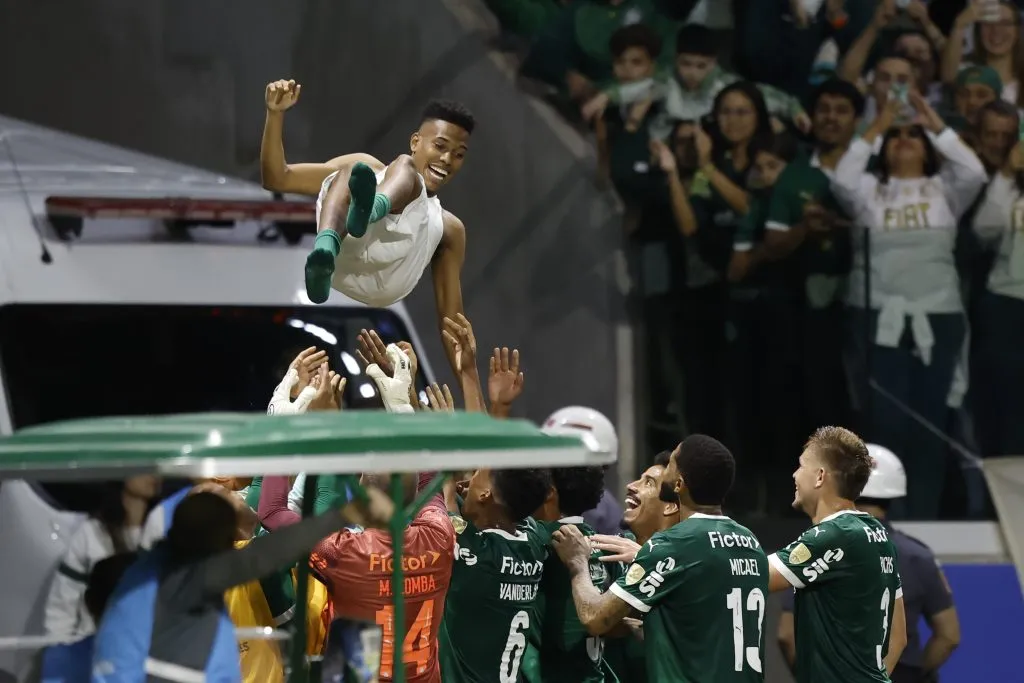 Jogadores do Palmeiras comemoram com Estevão Willian após a partida do Grupo G da Copa CONMEBOL Libertadores 2025 entre Palmeiras e Sporting Cristal no Allianz Parque em 28 de maio de 2025 em São Paulo, Brasil. (Foto de Miguel Schincariol/Getty Images)