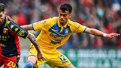 GENOA, ITALY – MARCH 30: Stefano Sabelli of Genoa (left) and Jesus Reinier of Frosinone vie for the ball during the Serie A TIM match between Genoa CFC and Frosinone Calcio at Stadio Luigi Ferraris on March 30, 2024 in Genoa, Italy. (Photo by Simone Arveda/Getty Images)