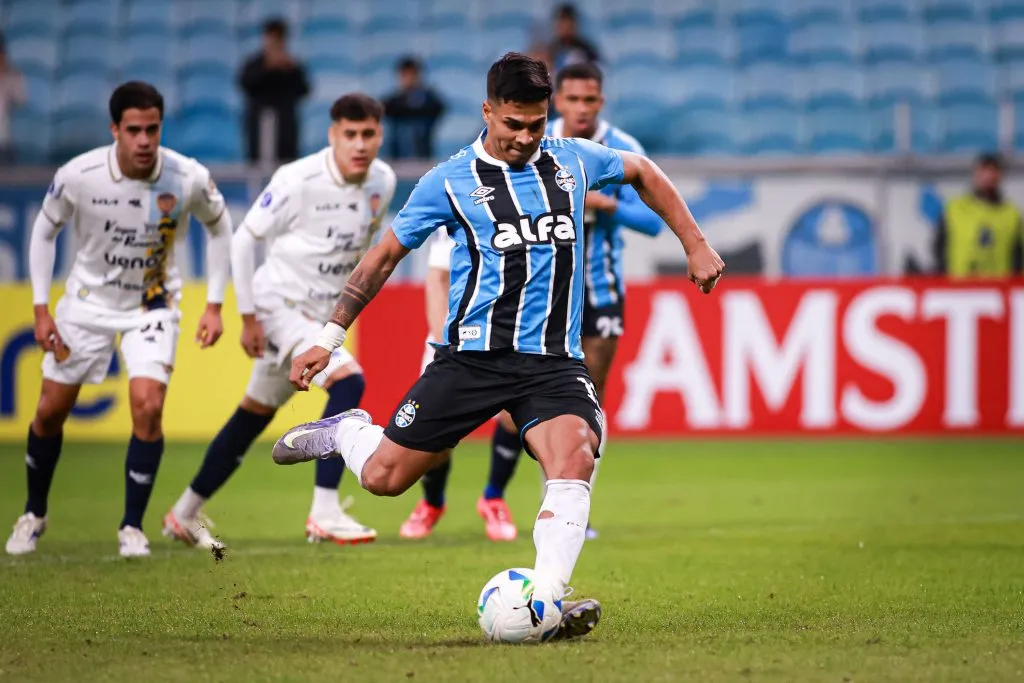 Matias Arezo jogador do Grêmio durante partida contra o Sportivo Luqueno – Foto: Maxi Franzoi/AGIF