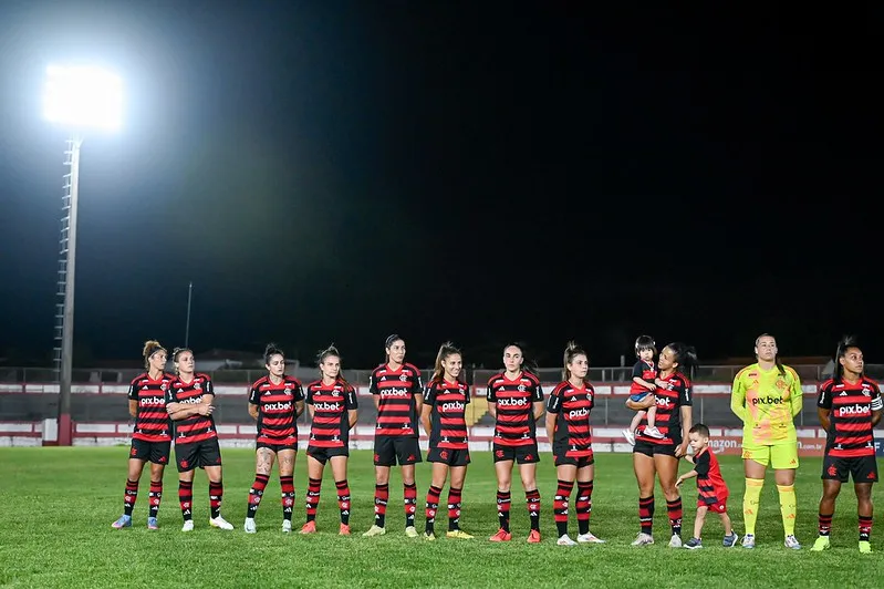 Jogadoras do Flamengo antes da partida contra o Fluminense (Reprodução/Nayra Halm/Staff Images Woman /CBF)