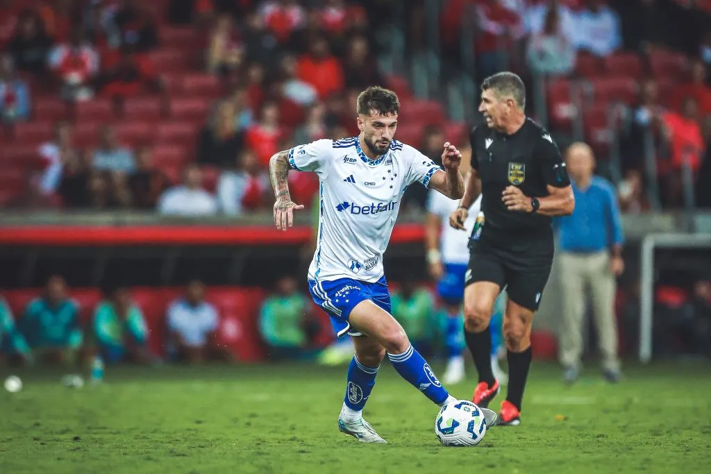 – Lautaro Diaz jogador do Cruzeiro durante partida contra o Internacional – Foto: Giancarlo Santorum/AGIF