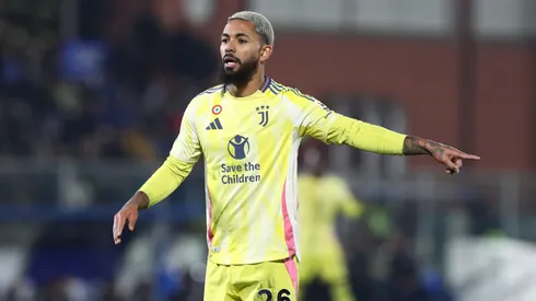 Douglas Luiz da Juventus gesticula durante a partida da Série A entre Como 1907 e Juventus no Stadio G. Sinigaglia em 07 de fevereiro de 2025 em Como, Itália. (Foto de Marco Luzzani/Getty Images)