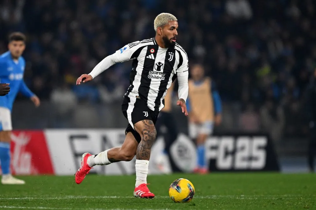 Douglas Luiz, da Juventus, durante a partida da Série A entre Napoli e Juventus no Estádio Diego Armando Maradona, em 25 de janeiro de 2025, em Nápoles, Itália. (Foto de Francesco Pecoraro/Getty Images)