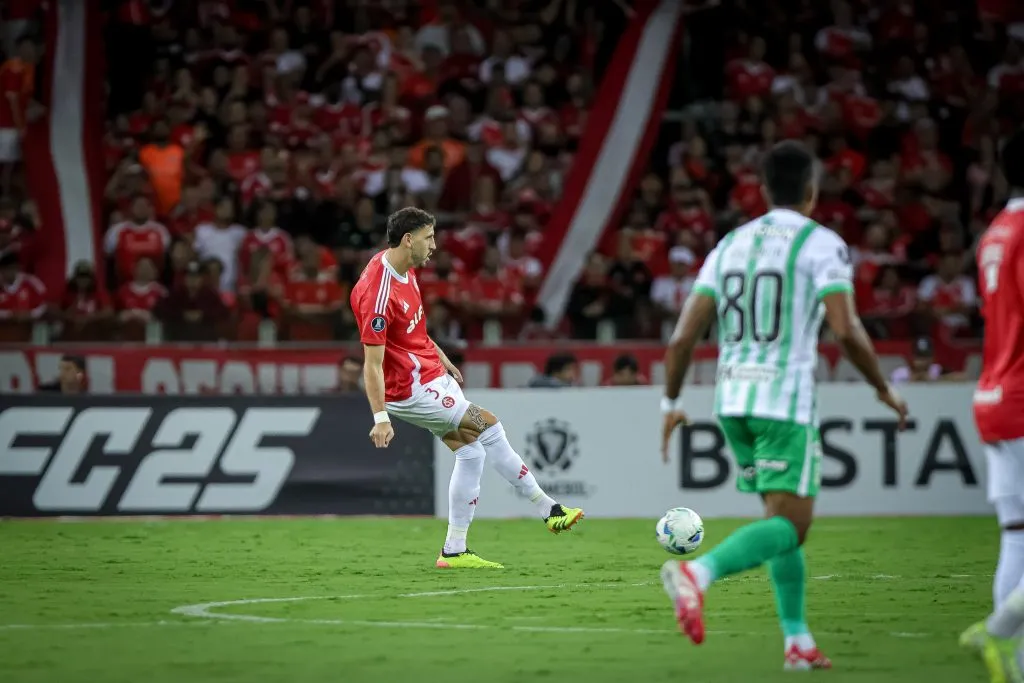 RS – PORTO ALEGRE – 10/04/2025 – COPA LIBERTADORES 2025, INTERNACIONAL X ATLETICO NACIONAL – Agustin Rogel jogador do Internacional durante partida contra o Atletico Nacional no estadio Beira-Rio pelo campeonato Copa Libertadores 2025. Foto: Vinicius Molz Schubert/AGIF